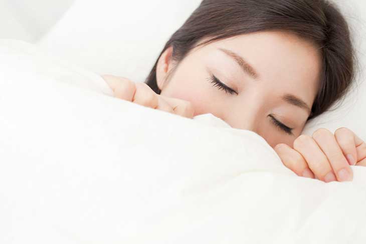 寝ている女性